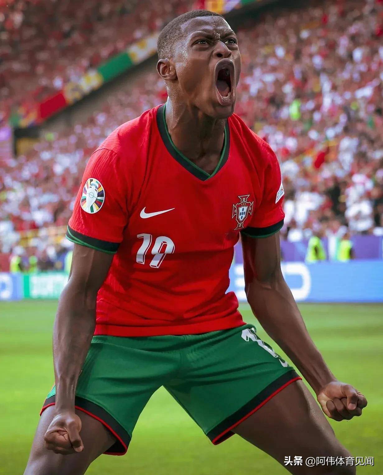 包含C罗官方宣布领先优势明显新规，德国队引发争议！赢得满堂喝彩的词条